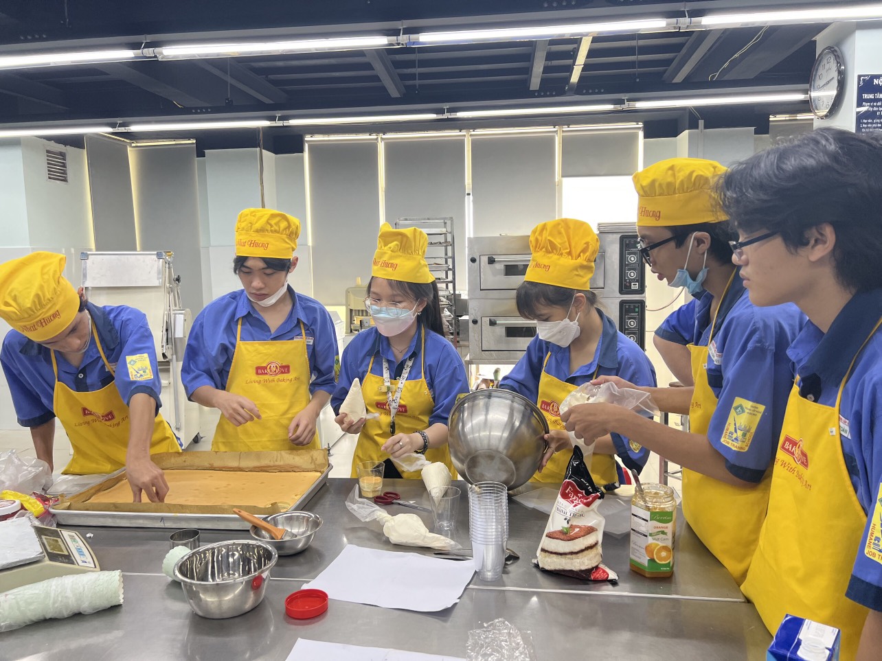 Học tập thực tế làm bánh tại Doanh nghiệp